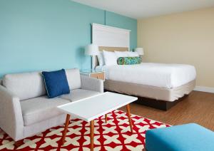 ein Hotelzimmer mit einem Bett und einem Sofa in der Unterkunft The Hotel Maria in Westerly
