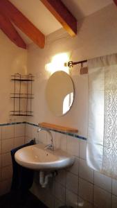a bathroom with a sink and a mirror at Casa Bonita in Valle Gran Rey
