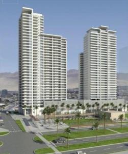 dos edificios altos en una ciudad con un estacionamiento en Depto Mirador de Playa Brava II, en Iquique