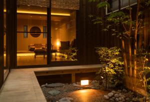 vista su un soggiorno dall'ingresso di una casa di Hisashi a Kyoto