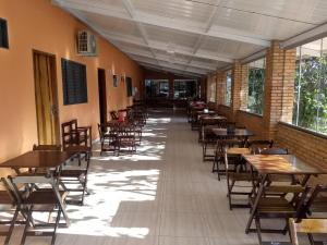 Un restaurante o sitio para comer en Pousada Cascata de Pedra