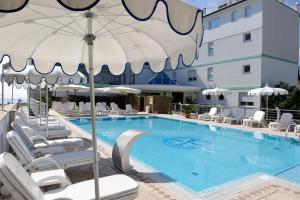 Bazén v ubytování Hotel Vittoria nebo v jeho okolí