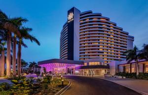Un gran edificio con un reloj encima. en The Star Grand at The Star Gold Coast, en Gold Coast