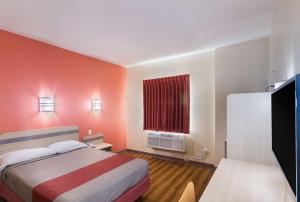 Postel nebo postele na pokoji v ubytování Motel 6-Terrell, TX
