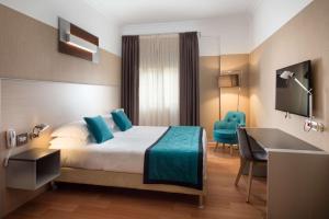 ein Hotelzimmer mit einem Bett und einem Schreibtisch in der Unterkunft Best Western Plus City Hotel in Genua