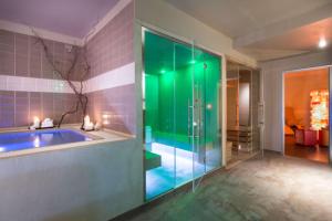a bath room with a tub and a shower at Best Western Plus City Hotel in Genoa