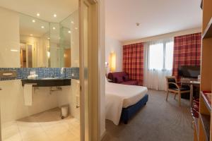 pokój hotelowy z łóżkiem i łazienką w obiekcie Best Western Palace Inn Hotel w mieście Ferrara