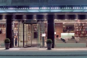 une bibliothèque avec une personne debout à l'extérieur dans l'établissement Mornington Hotel Stockholm, à Stockholm