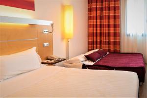 Łóżko lub łóżka w pokoju w obiekcie Best Western Palace Inn Hotel