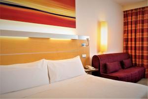 Łóżko lub łóżka w pokoju w obiekcie Best Western Palace Inn Hotel