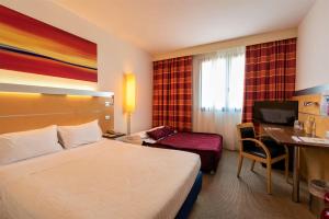 pokój hotelowy z łóżkiem i biurkiem w obiekcie Best Western Palace Inn Hotel w mieście Ferrara