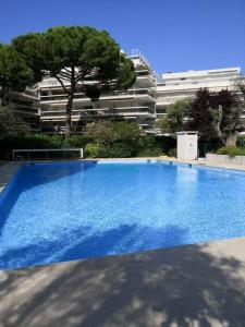 Swimmingpoolen hos eller tæt på Tribuperez à Juan-Antibes