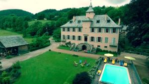 an aerial view of a large house with a swimming pool at Chambres d'Hôtes Les Tapies in Agen dʼAveyron