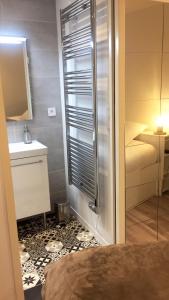 Chaleureux appartement au cœur du Panier في مارسيليا: حمام صغير مع دش ومغسلة