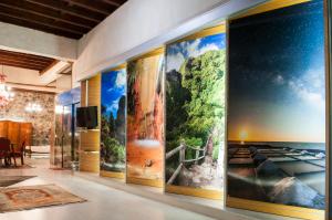 サンタ・クルス・デ・ラ・パルマにあるCasa Ameliaの海の景色を望む壁画のある客室です。