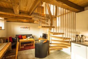 ein Wohnzimmer mit einer Wendeltreppe in einem Haus in der Unterkunft Schaumburger Schlafmütze in Rinteln