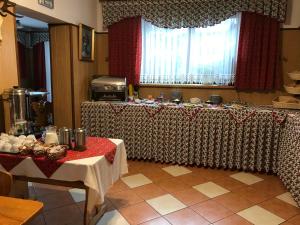 Ein Restaurant oder anderes Speiselokal in der Unterkunft Hanusina Chałupa Wynajem pokoi 
