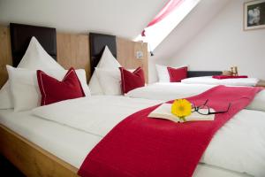 Ein Bett oder Betten in einem Zimmer der Unterkunft Pension Sperlhof