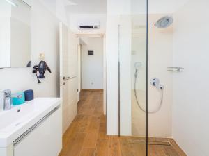 łazienka z prysznicem i umywalką w obiekcie Appartments Adriatic w mieście Omišalj +17 zdjęć