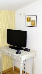 TV a/nebo společenská místnost v ubytování Hotel Chez Benat