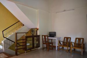 sala de estar con mesa y sillas y escalera en SWAMI home stay panhala, en Panhāla