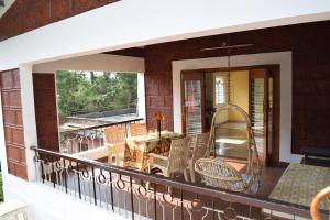 un balcón con sillas y un columpio en SWAMI home stay panhala, en Panhāla