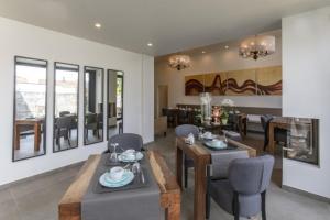 een woonkamer met een tafel en stoelen en een eetkamer bij B&B Aurora in Kortrijk