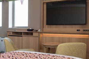 TV a/nebo společenská místnost v ubytování HOTEL MYSTAYS Kyoto Shijo