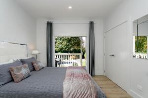 Кровать или кровати в номере The Retreat Luxury Garden Villa