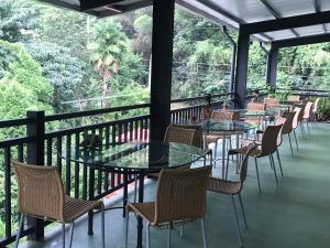 una fila de mesas y sillas en un balcón en SuWaNa en Leye