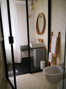 Un baño de Loraia Design Rooms