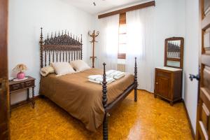 a bedroom with a bed and a dresser and a window at La Cancela Casa Rural in Fuente el Fresno