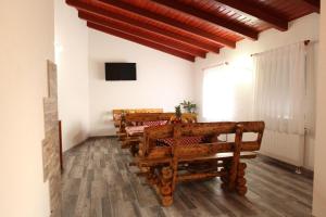 Guesthouse Samolov في Vrhovine: صف من المقاعد الخشبية في الغرفة
