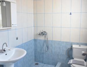 Kylpyhuone majoituspaikassa Kiotari Beach Apartments