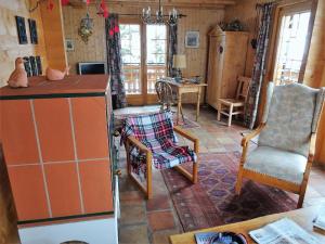 a living room with a counter and chairs in a room at Chalet Blettner in Randa