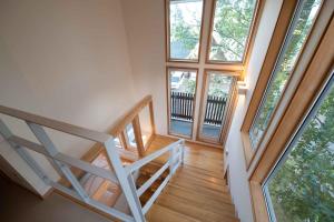 - un escalier dans une maison dotée de grandes fenêtres dans l'établissement Shiki & Koyuki, à Niseko