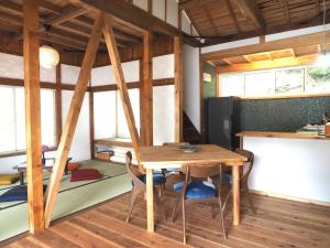 een eetkamer met een tafel en stoelen in een kamer bij Oku Cottage - walk to Ohama Beach - Max 4 ppl in Shimoda