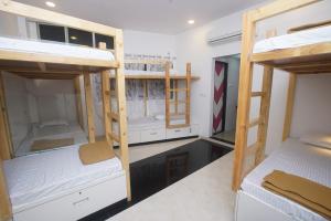 Postel nebo postele na pokoji v ubytování Mumbai Staytion Dorm- A Backpackers Hostel