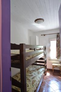 2 Etagenbetten in einem Zimmer mit Fenster in der Unterkunft Casetta Liberty in Grado