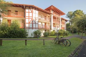 Ein Garten an der Unterkunft Résidence Pierre & Vacances Le Domaine de Gascogne