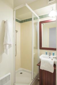 uma casa de banho com um chuveiro e um lavatório. em Résidence Pierre & Vacances Le Domaine de Gascogne em Biscarrosse