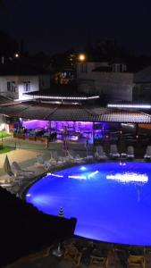 Bazén v ubytování Metin Hotel nebo v jeho okolí