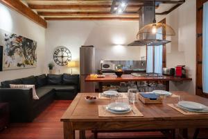 sala de estar con mesa y sofá en Habitat Apartments Ferran, en Barcelona