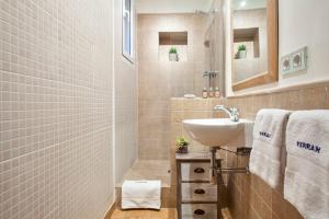 Koupelna v ubytování Habitat Apartments Ferran + 31 fotografií