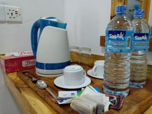 eine Theke mit einem Mixer und einer Flasche Wasser in der Unterkunft Victory Villa Sigiriya in Sigiriya