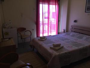 A bed or beds in a room at Platanos Rooms