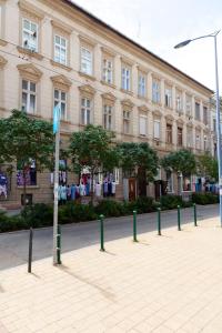 une rangée de poteaux verts devant un bâtiment dans l'établissement Happy Turtle Apartments, à Budapest