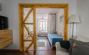 リスボンにあるTouriga 30 - coracao de Alfamaのベッドルームへ続くはしご付きのリビングルーム