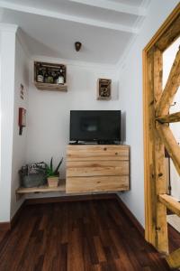 リスボンにあるTouriga 30 - coracao de Alfamaのリビングルーム(木製ドレッサー、薄型テレビ付)