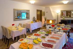ein Tisch mit vielen Teller Essen drauf in der Unterkunft Hotel Al Fiume in Tegna